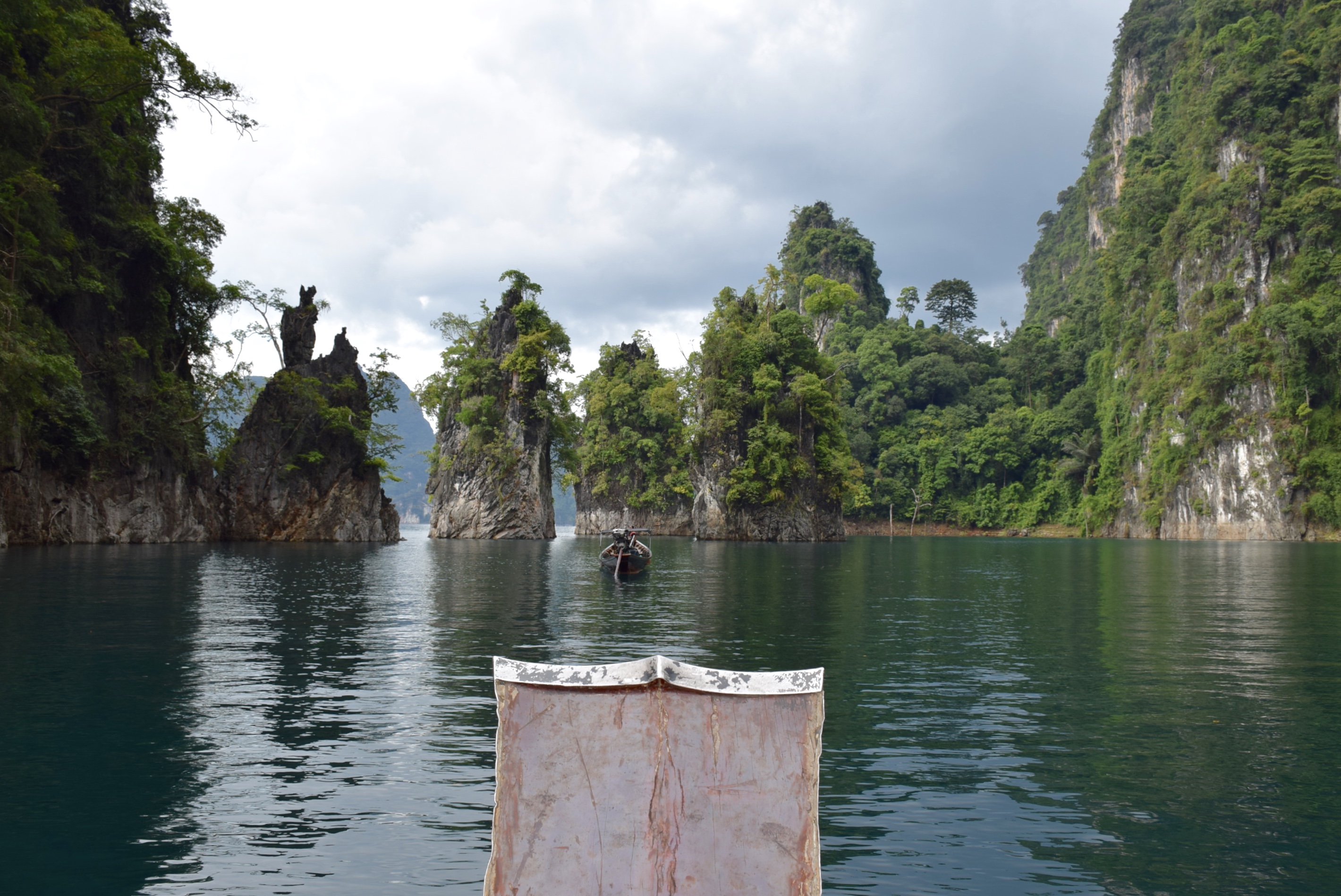 Paysage guilin au parc national de Khao Sok roche calcaire lac barque croisière